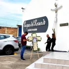 Familiares y amigos de la fiscal Alexandra Bravo y su hermana acudieron a la sala de velación en donde se realiza el funeral de la funcionaria atacada en Manta.