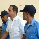 El propietario de la discoteca Jet Set, Antonio Espaillat (c), asiste a una audiencia este lunes, en el Palacio de Justicia en Santo Domingo (República Dominicana).