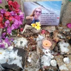 Velas, flores y mensajes de despedida acompañan los homenajes a Monika Silva en Santa Elena.