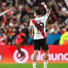 Kendry Páez saluda a la afición de River Plate durante un partido del conjunto argentino.