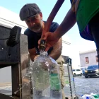 Personas se abastecen de agua tras la interrupción del servicio este lunes, en San Juan (Puerto Rico).