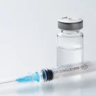 Referencial. Jeringa y vial utilizados en investigaciones médicas, en el marco del desarrollo de vacunas universales para prevenir futuras pandemias.