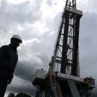Petróleo. La caída del WTI impacta ingresos del Estado y costos de derivados.