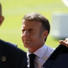 El presidente francés Emmanuel Macron (derecha) llega al Hotel Royal antes de la cumbre del G7 en Evian-les-Bains, Francia, el 15 de junio de 2026.