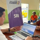 Una mujer de la tercera edad pide información sobre la devolución del IVA.