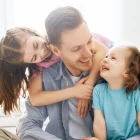 Referencial.Un momento de cercanía entre padre e hijos en el hogar.