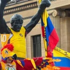 La estatua de Rocky con la bandera y camiseta de Ecuador.