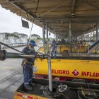 Tanqueros reciben los combustibles para llevarlos a las gasolineras.