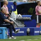 El seleccionador de Uruguay, Marcelo Bielsa, observa el partido por grupo H del Mundial de la FIFA 2026 ante Arabia Saudi en el estadio Hard Rock en Miami.