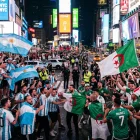 Referencial.Hinchas de Argentina y Argelia se concentran en Times Square, en la previa del debut mundialista.