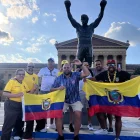Carlos Chávez posa junto a su padre y varios amigos ecuatorianos en las escalinatas de Rocky, uno de los puntos de encuentro de la hinchada tricolor en Filadelfia. El grupo viajó desde Miami para acompañar a la Selección de Ecuador en el Mundial 2026.