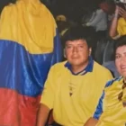 María José Pinargote, ubicada en el centro de la imagen, junto a otros aficionados ecuatorianos durante un partido del Mundial.