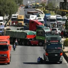 Vehículos en una caravana de transportistas para exigir el levante de los bloqueos de carreteras este 15 de junio de 2026, en Cochabamba (Bolivia).