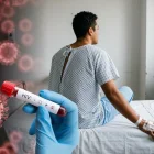 Organizaciones sociales alertan sobre reportes de entrega incompleta de medicamentos antirretrovirales en unidades del IESS en Quito.