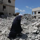 Un hombre que ha regresado a su pueblo camina sobre los escombros de un edificio destruido tras un ataque israelí en el sur del Líbano, el 15 de junio de 2026.