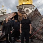 El presidente ucraniano Volodímir Zelenski durante su visita del 15 de junio a la catedral de la Dormición.