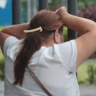 En el centro forense están los familiares de los fallecidos en el choque de una camioneta y un camión, en la vía Guayaquil - Santa Elena.