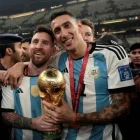 Ángel Di María (d) junto a Lionel Messi, tras quedar campeón con Argentina en Qatar 2022.