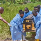 El ataúd de una víctima del ébola es llevado a una tumba en Rwanpara, Ituri, República Democrática del Congo, el 9 de junio de 2026.