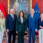 La exvicepresidenta demócrata Kamala Harris (c), posa junto al presidente austríaco, Alexander Van der Bellen (3d) y el actor y exgobernador republicano de California Arnold Schwarzenegger (i).