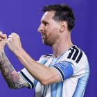 Lionel Messi celebra uno de sus tres goles ante Argelia en una noche que lo acercó a la cima histórica de los goleadores de los Mundiales.