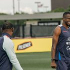 El defensor William Pacho (d) fue de los pocos futbolistas que destacaron en la derrota ante Costa de Marfil