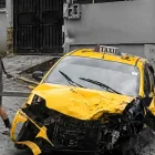 Taxi atropelló a dos peatones en San Juan, Centro Histórico de Quito; la mujer fue proyectada varios metros tras el impacto.
