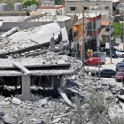Edificios destruidos y vehículos sepultados tras un bombardeo en Líbano, horas antes de la prevista firma de paz.
