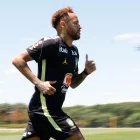 Neymar ya se entrenó a la par con el resto de sus compañeros en Brasil.