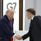 El presidente de EE.UU., Donald J. Trump (i) y el presidente francés, Emmanuel Macron (d) durante la cumbre del G7 en Evian-les-Bains, Francia, el 17 de junio de 2026.