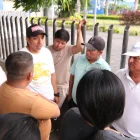 Las afueras de la morgue ha sido el lugar de concentración de los familiares de las víctimas de este siniestro vial, que esperan que se identifique a los cadáveres.