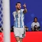 Lionel Messi festeja uno de sus goles contra Argelia.