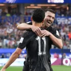 Elijah Just (c-adelante) y Tim Payne de Nueva Zelanda celebran un gol este lunes, durante un partido del grupo G.