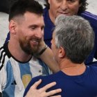 Jorge Messi acompaña a Lionel Messi en momentos clave de su carrera deportiva y personal.