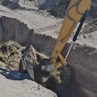 Una excavadora destruyendo un puente clandestino en una zanja de la frontera norte este martes, en Colchane (Chile).
