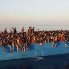 Un barco con migrantes en aguas cercanas a la isla italiana de Lampedusa.