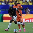 Enner Valencia intenta avanzar ante la marca de Yan Diomande durante el debut de Ecuador frente a Costa de Marfil en el Mundial 2026.