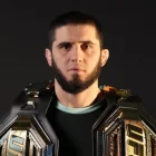 Islam Makhachev posa con los cinturones de campeón de Peso Ligero y Peso Welter de la UFC.