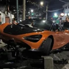 El McLaren terminó sobre la vereda tras impactar una barrera de concreto en el norte de Quito; el vehículo sufrió daños.