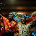 Aficionados congoleños al fútbol se reúnen para ver la transmisión del partido Portugal vs República Democrática del Congo en una Fan Zone.