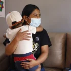 Adriana dejó de trabajar para dedicarse a su hijo. También debe ser su maestra, pues él no  puede ir a la escuela.