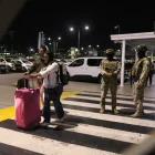 Área de parqueaderos y zona de taxis del Aeropuerto Internacional José Joaquín de Olmedo, en Guayaquil, donde se registró la balacera la tarde del miércoles 17 de junio de 2026