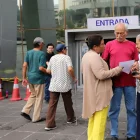 Adultos mayores en el exterior del edificio del Servicio de Rentas Internas, en Guayaquil.