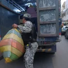 Cerca de cincuenta bultos de prendas de vestir fueron retirados de los establecimientos y trasladados a las bodegas de la Aduana para las investigaciones respectivas.