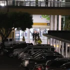 Seis mujeres, familiares de la víctima del ataque armado en el aeropuerto de Guayaquil, permanecían en la zona de arribos mientras la Policía recababa información del caso.