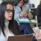 Imagen de Diana González en un encuentro previo, mientras ahora revela propuestas para la Alcaldía de Cuenca tras la suspensión de Cristian Zamora.