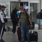 Menores ingresan con armas ocultas en peluche al aeropuerto de Guayaquil y atacan a objetivo criminal en zona pública concurrida
