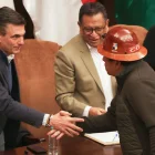 El presidente de Bolivia, Rodrigo Paz, estrecha la mano del dirigente de la Central Obrera Boliviana (COB), Mario Argollo,en el Banco Central en La Paz (Bolivia).