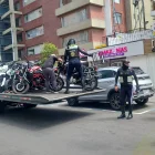 Los agentes de la AMT trasladaron a las motos en una plataforma. Los vehículos se incautaron tras un operativo en la av. República de El Salvador.