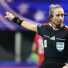 La árbitra Tori Penso hace indicaciones durante el partido de la fase de grupos de la Copa Mundial de la FIFA 2026 entre República Checa y Sudáfrica.